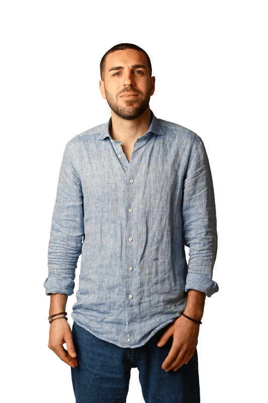 Ritratto corpo intero dell'autore e podcast producer Andrea Pics