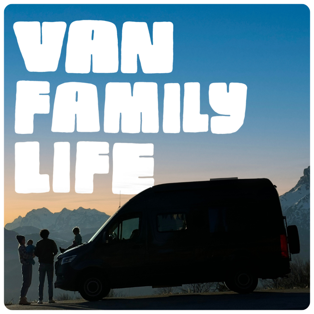 Copertina del podcast Van Family Life con una famiglia e un furgone camper in montagna al tramonto