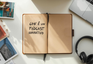 Quaderno aperto con la scritta “Cos’è un podcast narrativo” accanto a cuffie audio