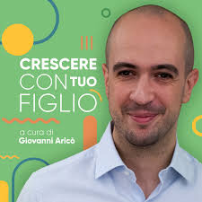 Copertina del podcast Crescere con tuo figlio a cura di Giovanni Aricò, con ritratto del conduttore su sfondo verde