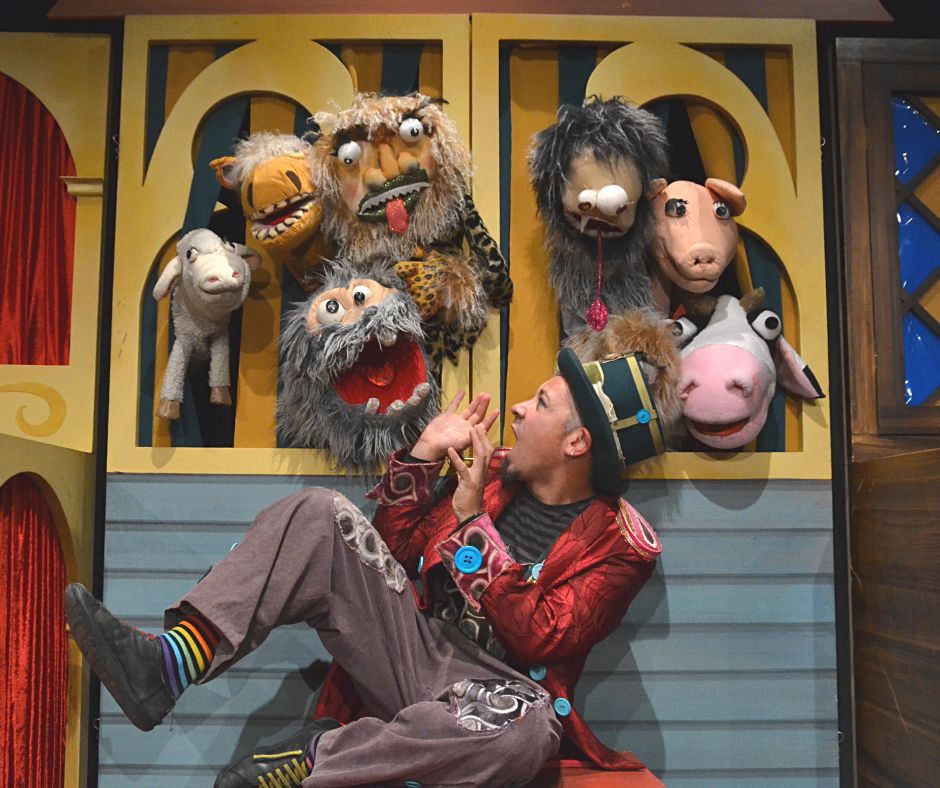 Spettacolo di burattini con pupazzi e attore sul palco, intrattenimento teatrale e storie animate per l’infanzia.