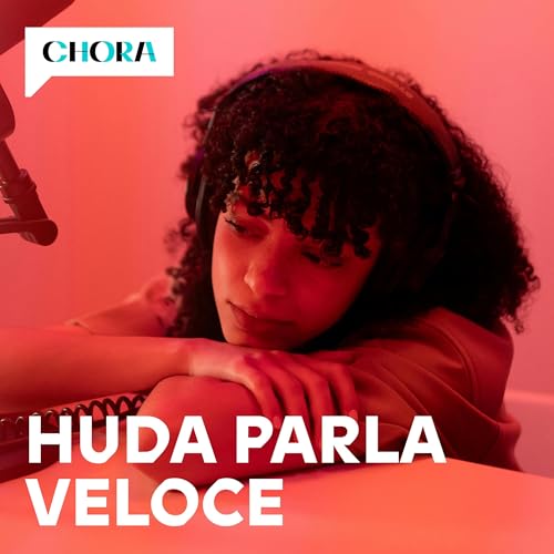 Copertina videopodcast Huda parla veloce di Chora Media con giovane donna in studio rosso e microfono, serie audio su vita quotidiana e riflessioni personali.