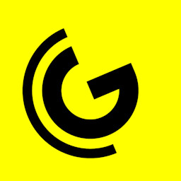 Logo minimalista nero a forma di G su sfondo giallo brillante, simbolo distintivo di un brand digitale e podcast italiano innovativo.