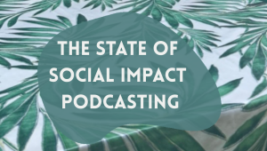 Copertina del webinar “The State of Social Impact Podcasting” su sfondo di foglie tropicali, dedicato ai podcast che affrontano temi sociali e di impatto culturale.