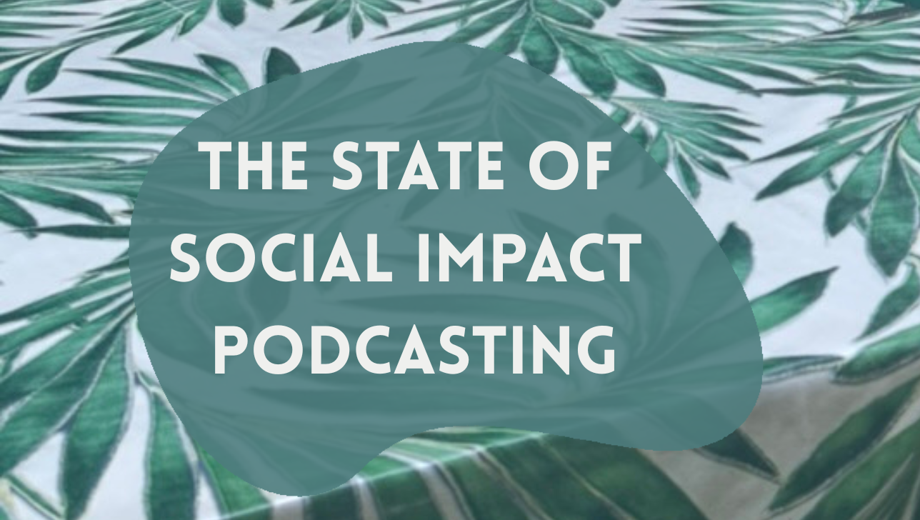 Copertina del webinar “The State of Social Impact Podcasting” su sfondo di foglie tropicali, dedicato ai podcast che affrontano temi sociali e di impatto culturale.