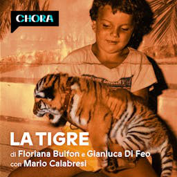Copertina de “La tigre” di Chora Media, con fotografia di un bambino che tiene in braccio una cucciola di tigre su fondo arancione.