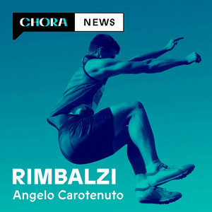 "Rimbalzi" di Angelo Carotenuto, con atleta in salto su sfondo blu.