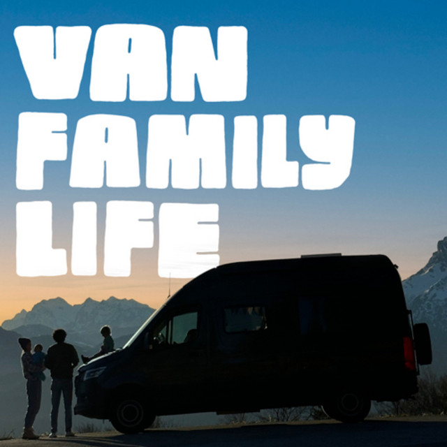 Copertina del podcast “Van Family Life” con silhouette di una famiglia e un van davanti a un paesaggio montano al tramonto.