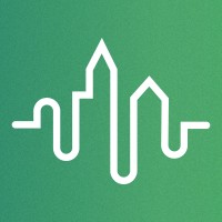 Logo di Loquis, app di audio itinerari, con profilo urbano stilizzato bianco su sfondo verde.
