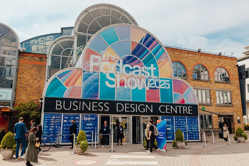 Ingresso del Business Design Centre di Londra durante The Podcast Show 2025