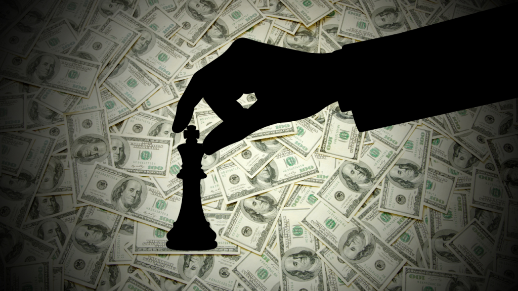 Mano che muove un pezzo degli scacchi su sfondo di banconote, simbolo di strategia e finanza
