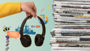 Illustrazione di cuffie da podcast accanto a una pila di giornali, simbolo del passaggio dalle notizie tradizionali all’informazione audio