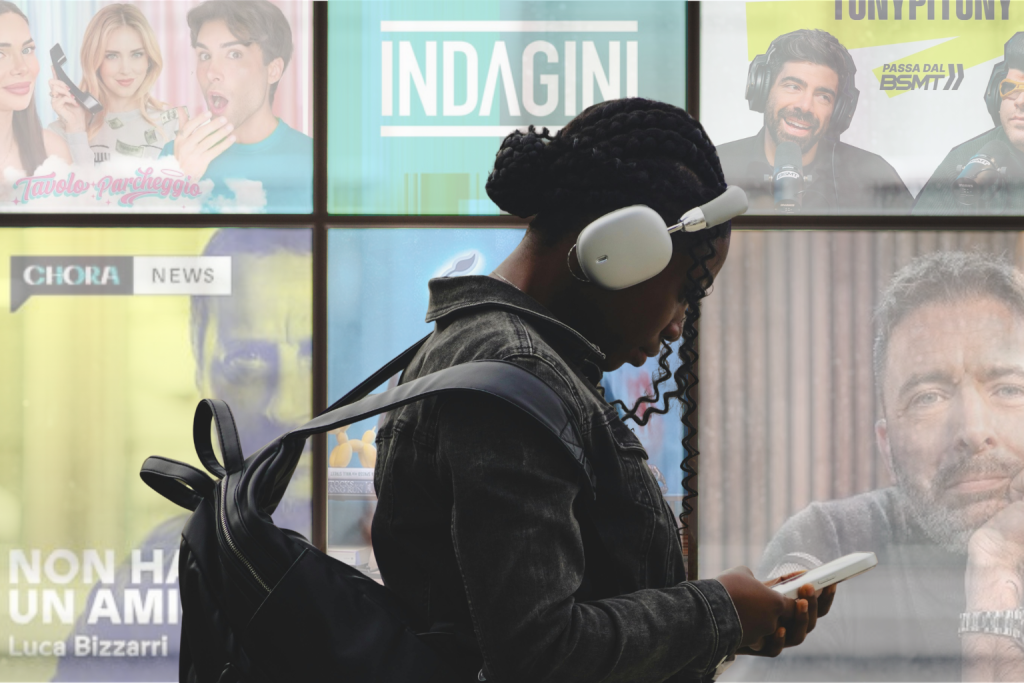 Come scegliere un nuovo podcast: ascoltatore con cuffie tra copertine podcast italiani
