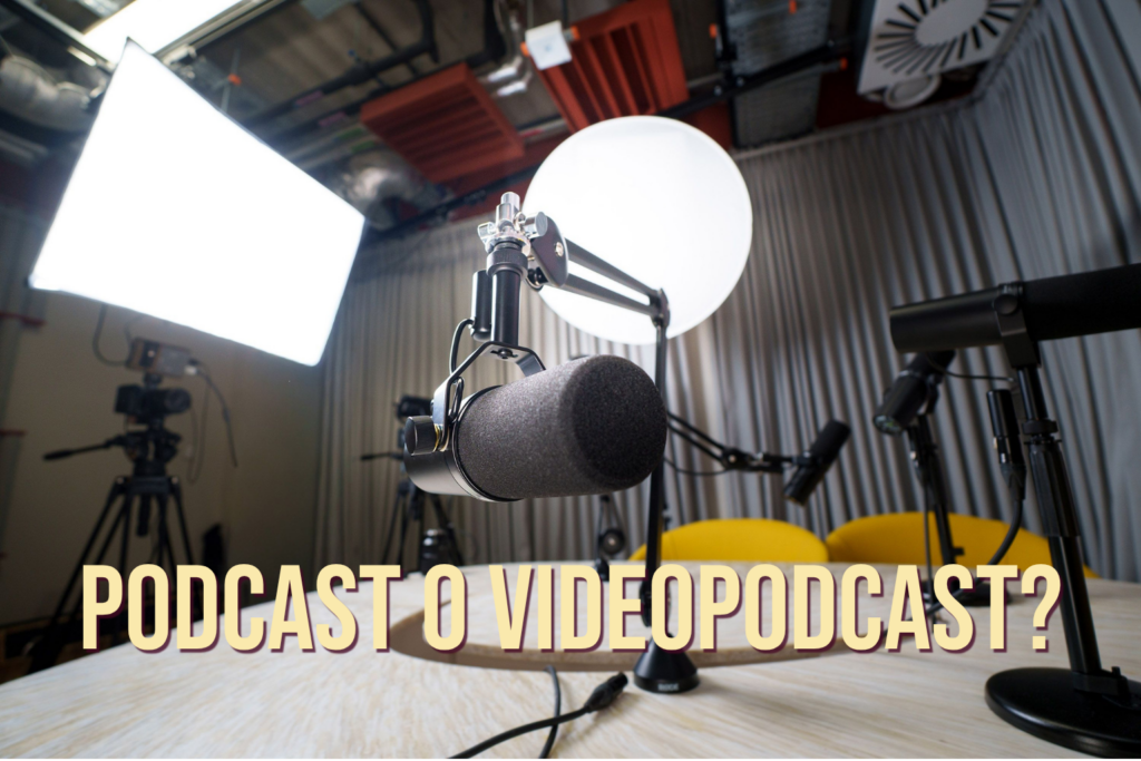 Podcast o videopodcast: studio con microfono, luci e videocamere per la registrazione