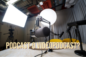 Podcast o videopodcast: studio con microfono, luci e videocamere per la registrazione