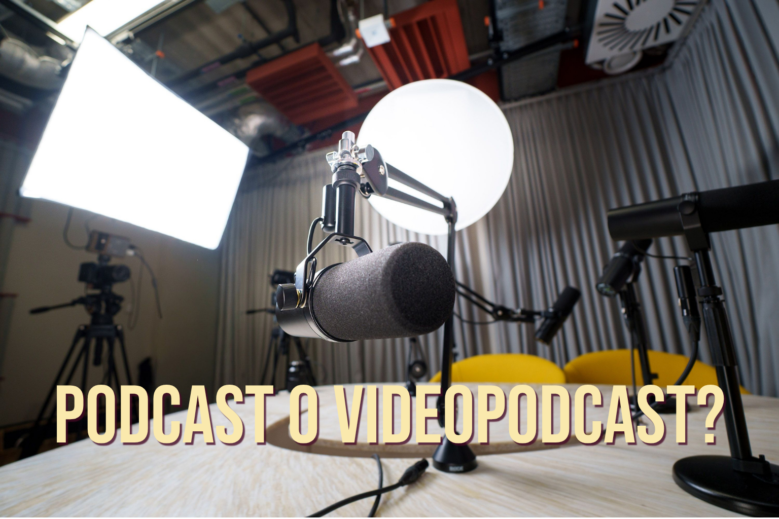 Podcast o videopodcast: studio con microfono, luci e videocamere per la registrazione